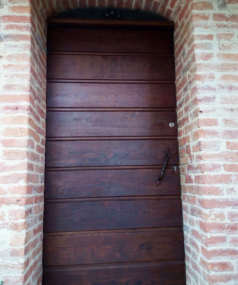 porta in legno restaurata