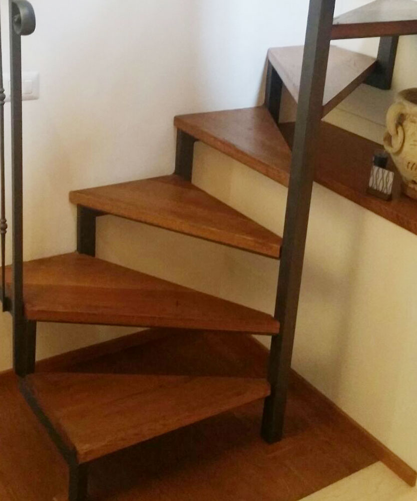 scale in legno e montatura in ferro